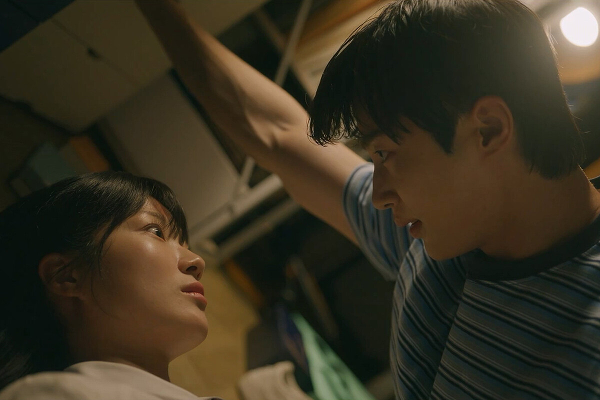 善宰打蚊子不小心吵醒任率，畫面很像壁咚