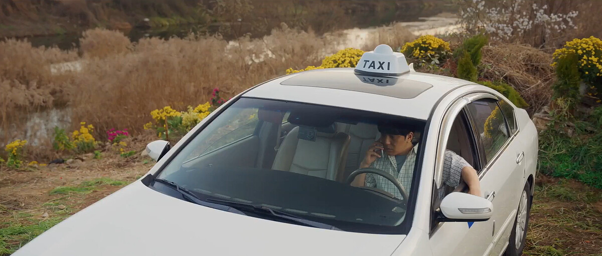 任率的手機被計程車司機拿走，向外婆套話問出住家地址