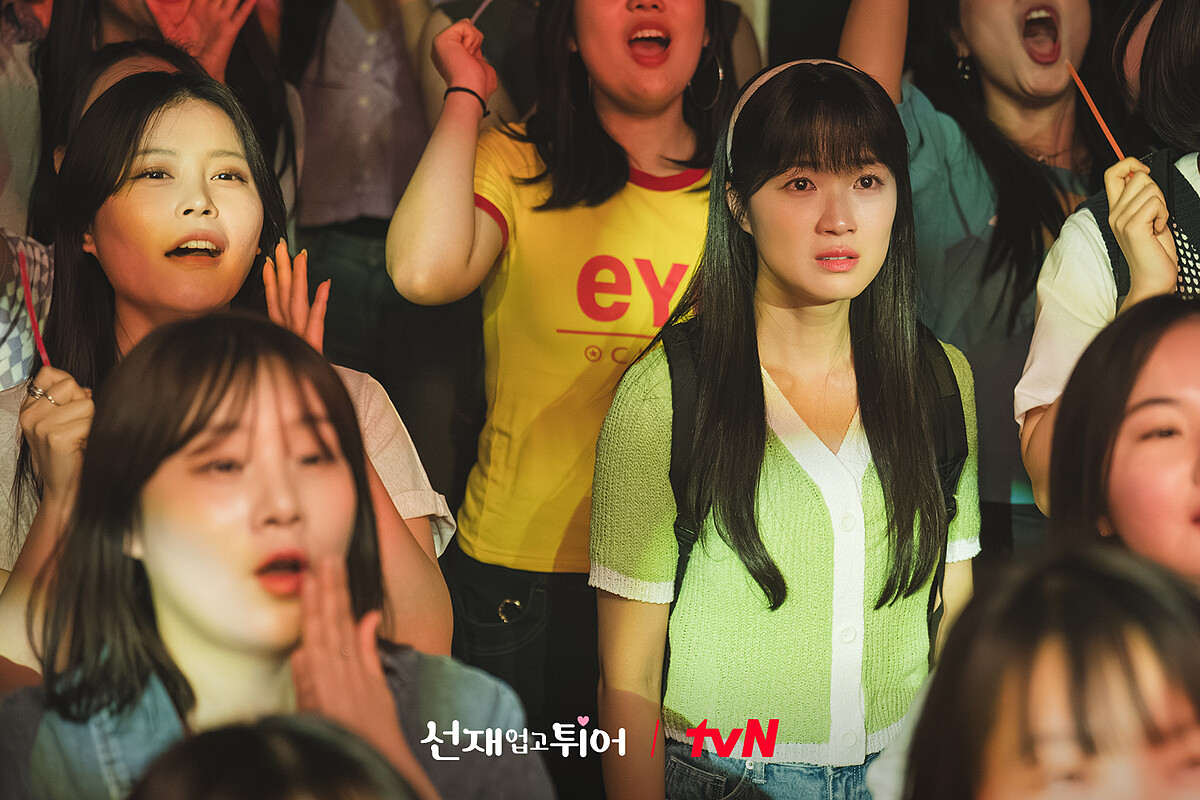 任率看如此適合活躍在舞台上的善宰，未來卻想不開自殺，不禁悲從中來