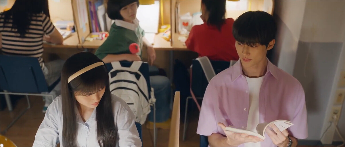 賢珠(後中)看任率、善宰根本是來談戀愛，不是K書的