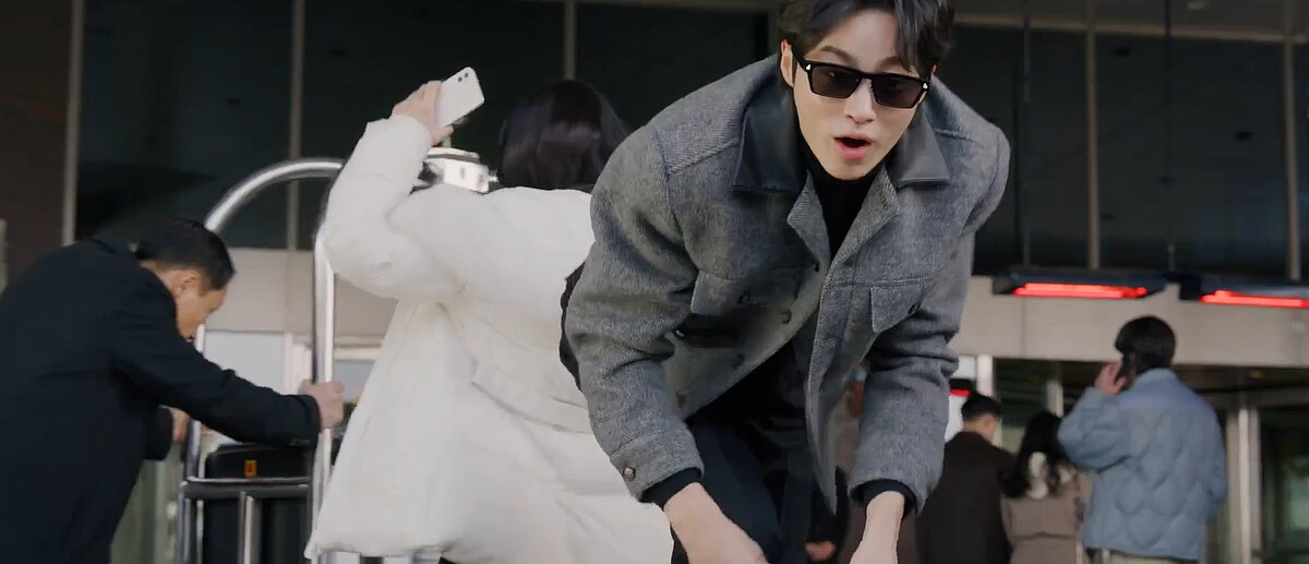 善宰被魯莽女生撞屁股跌水池