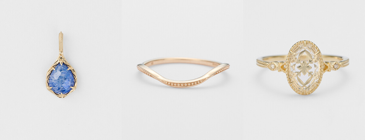 agete 10K青金石×長石墜飾,NT11,300、agete 5K kuruwa戒指,NT6,800、agete 14K石英與鑽石戒指,NT25,900。