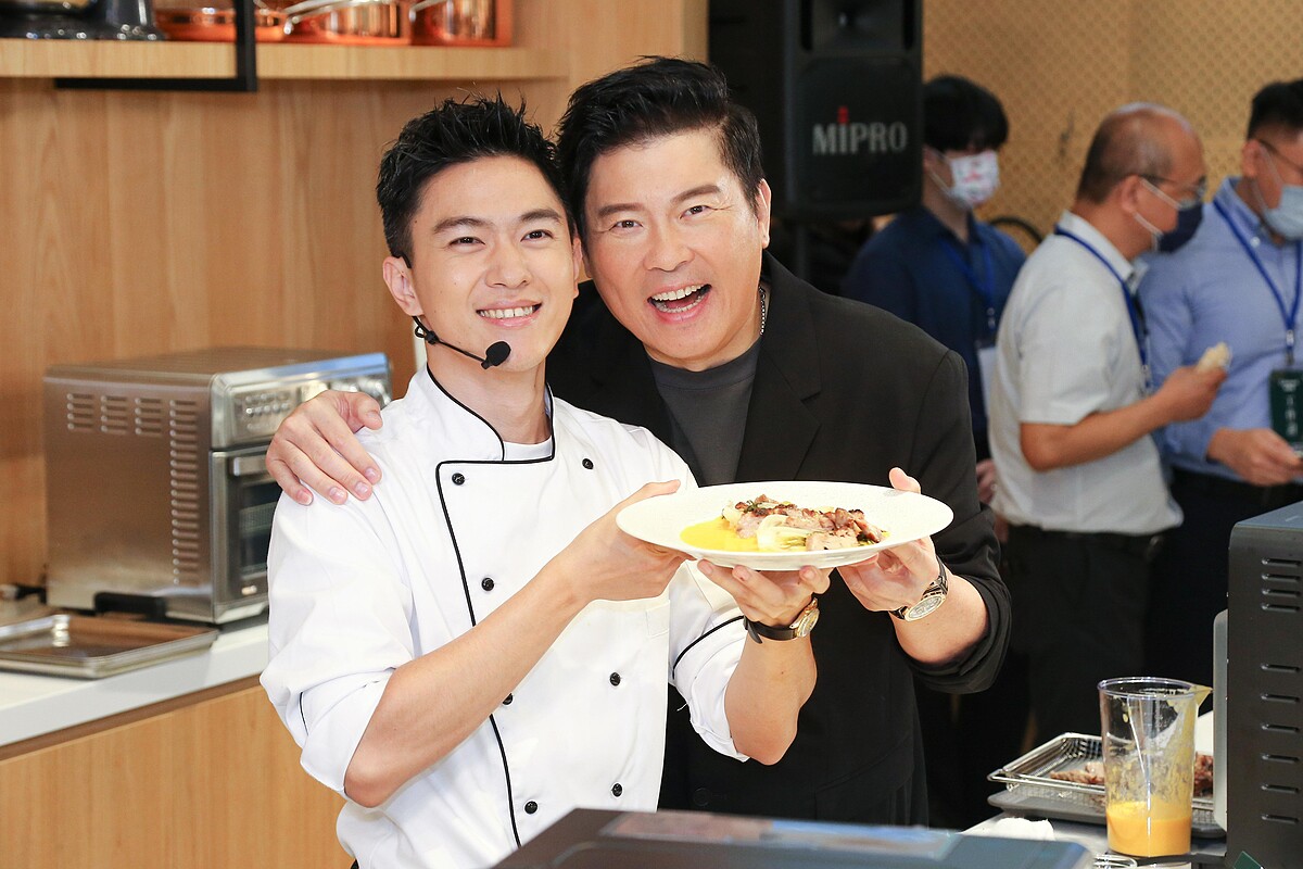 Cuisinart 美膳雅品牌代言人曾國城先生(右)及推廣大使陳佑昇主廚(左)開心用多功能蒸氣氣炸烤箱製作五星料理。