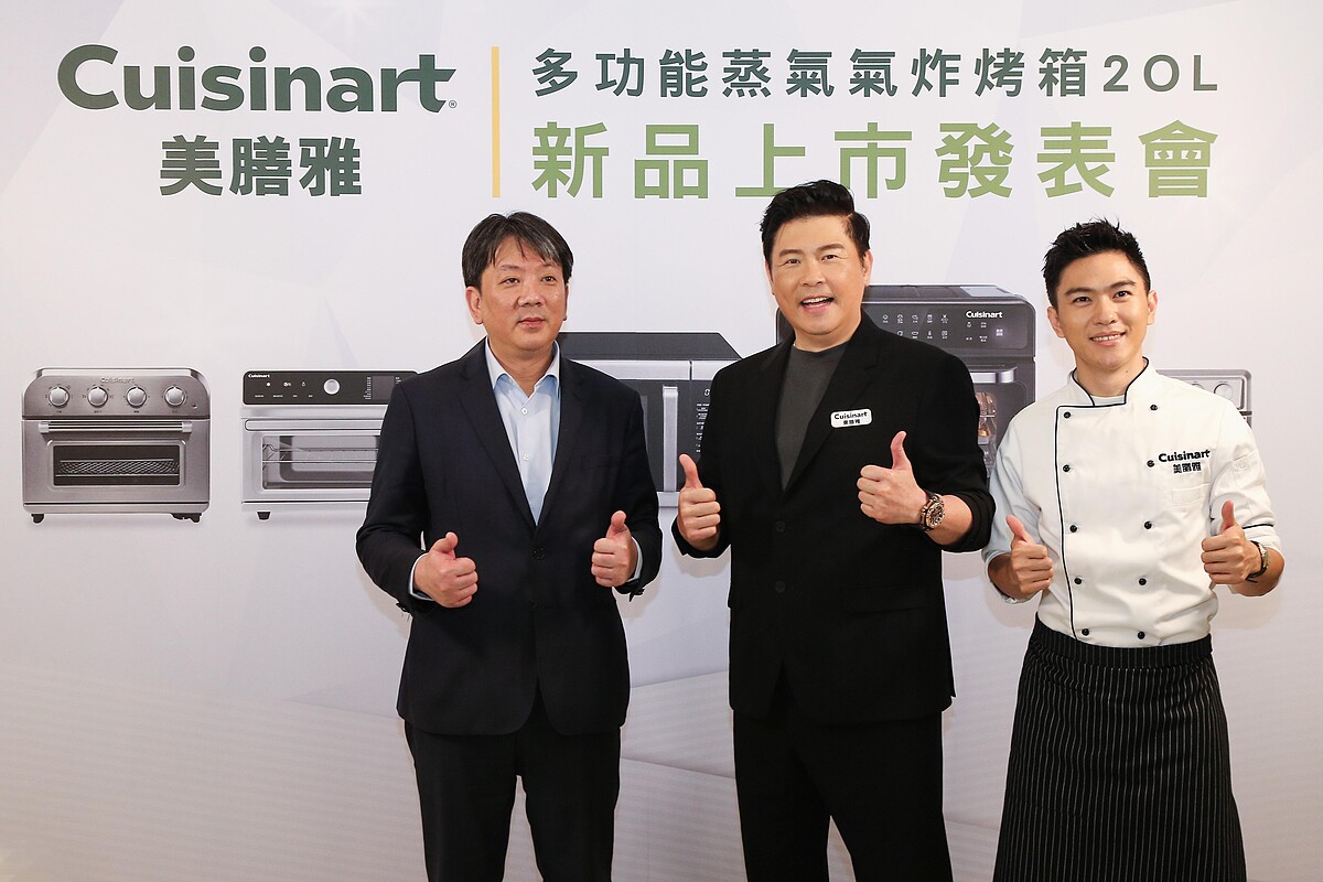美康雅台灣分公司總經理鄭兆景先生(左)、品牌代言人曾國城先生(中)、推廣大使陳佑昇主廚(右)齊祝新品上市成功！