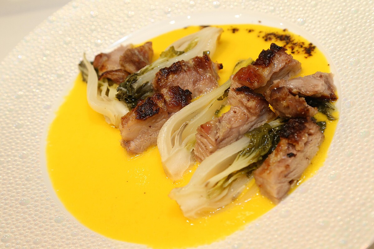 使用Cuisinart 美膳雅多功能蒸氣氣炸烤箱輕鬆做出五星料理「伊比利老饕肉佐夏季芒果醬」。