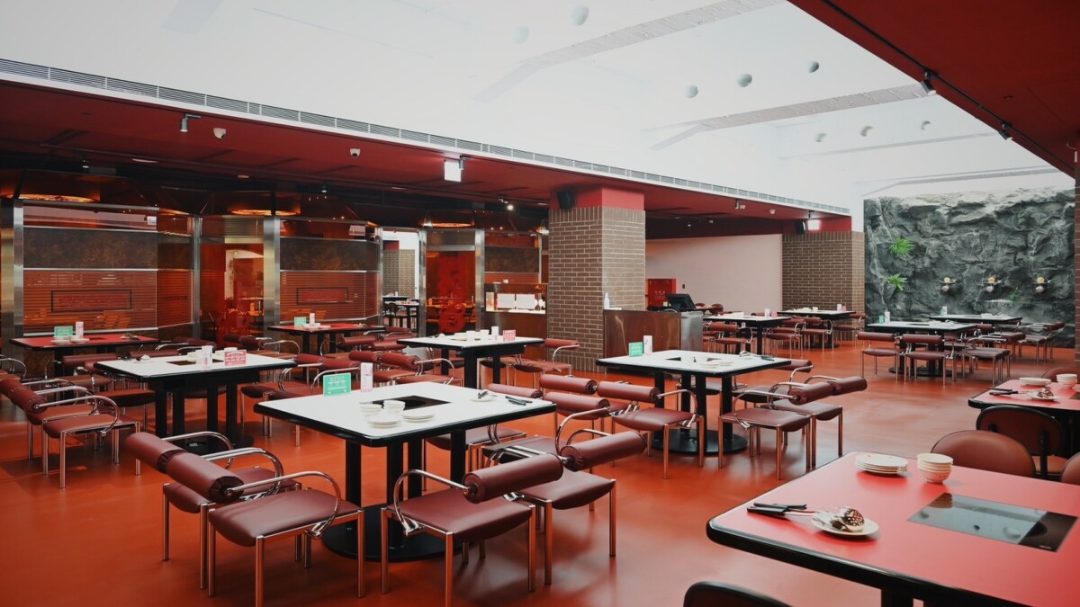 人工造光的天井空間。