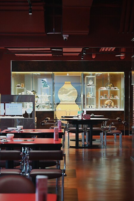 寬闊的用餐空間,以深紅色為主色調。