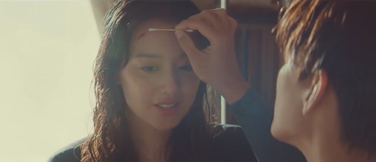 池昌旭飾演朴宰元替金智媛飾演李恩梧擦藥，擦出火花