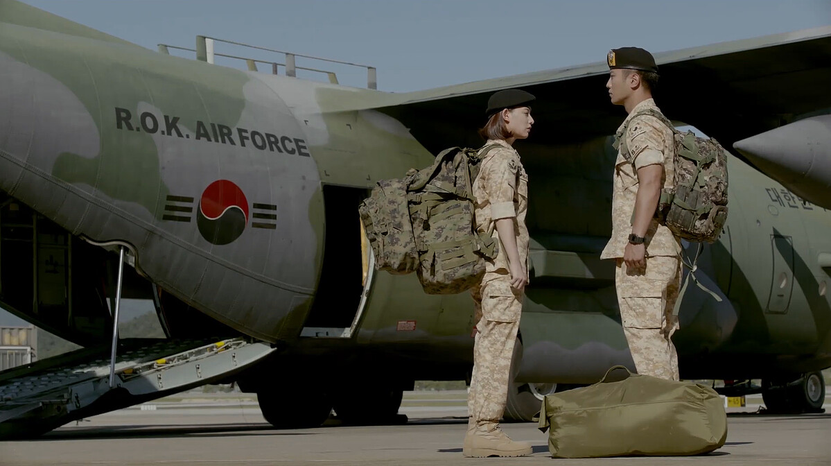 金智媛飾演尹明珠追求晉久飾演的徐上士