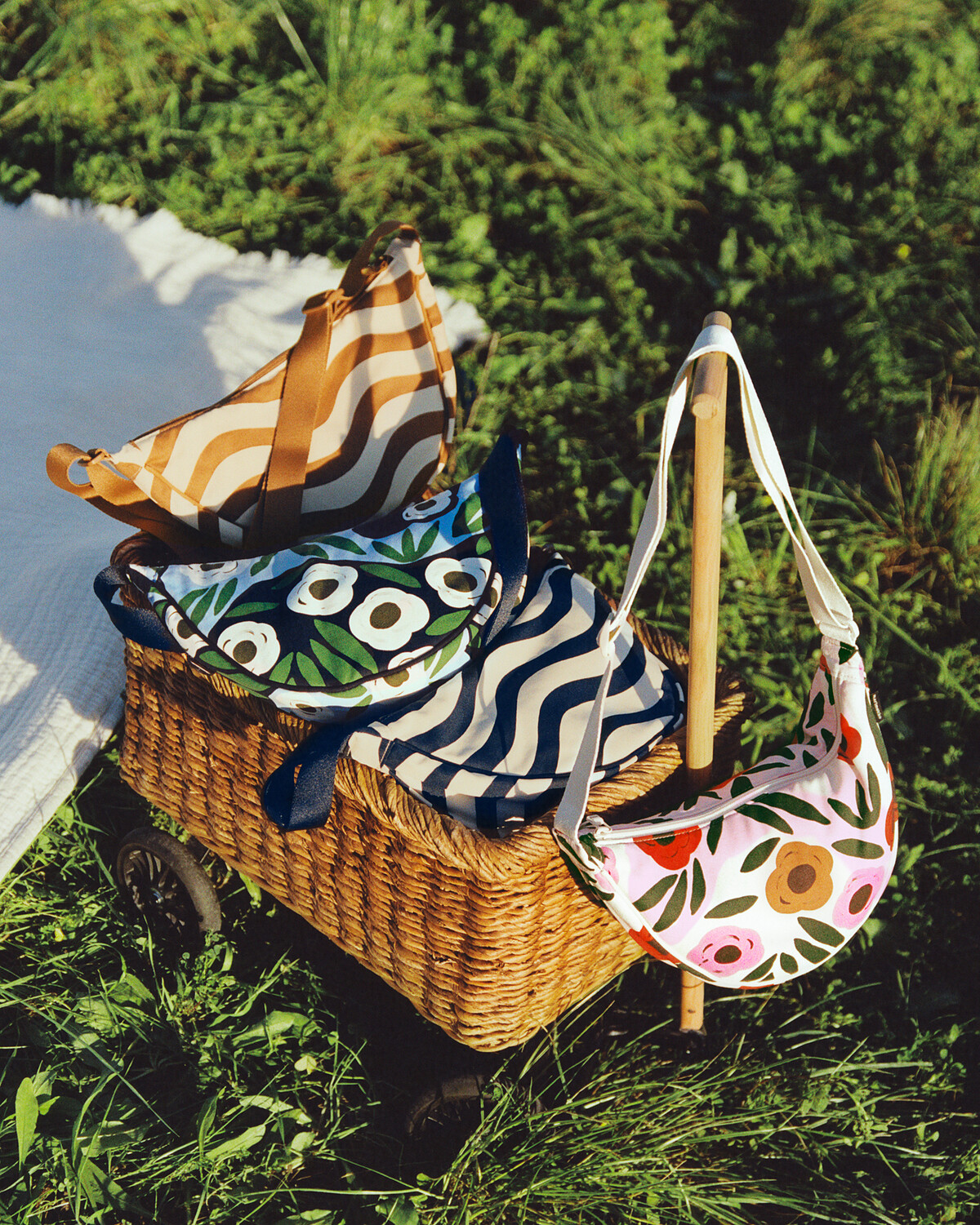 Marimekko弧形迷你肩背包，售價NT$390。