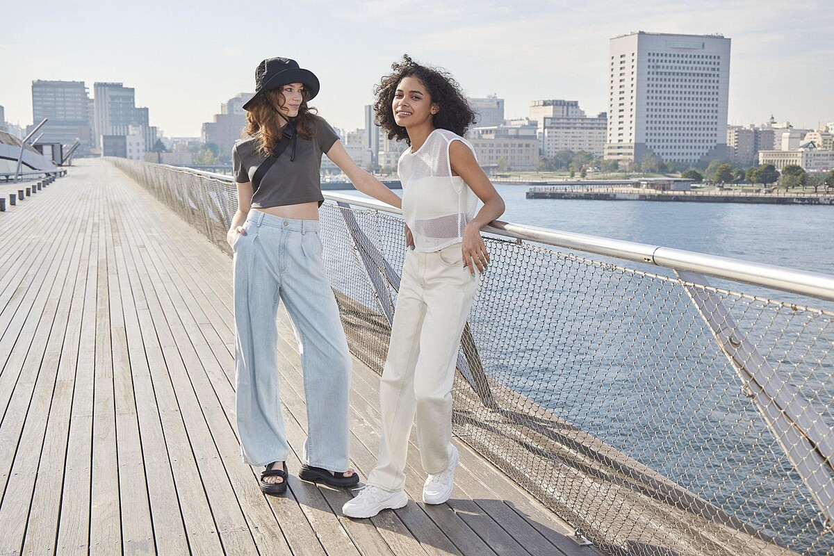 女裝輕型牛仔寬褲優惠價NT$690。