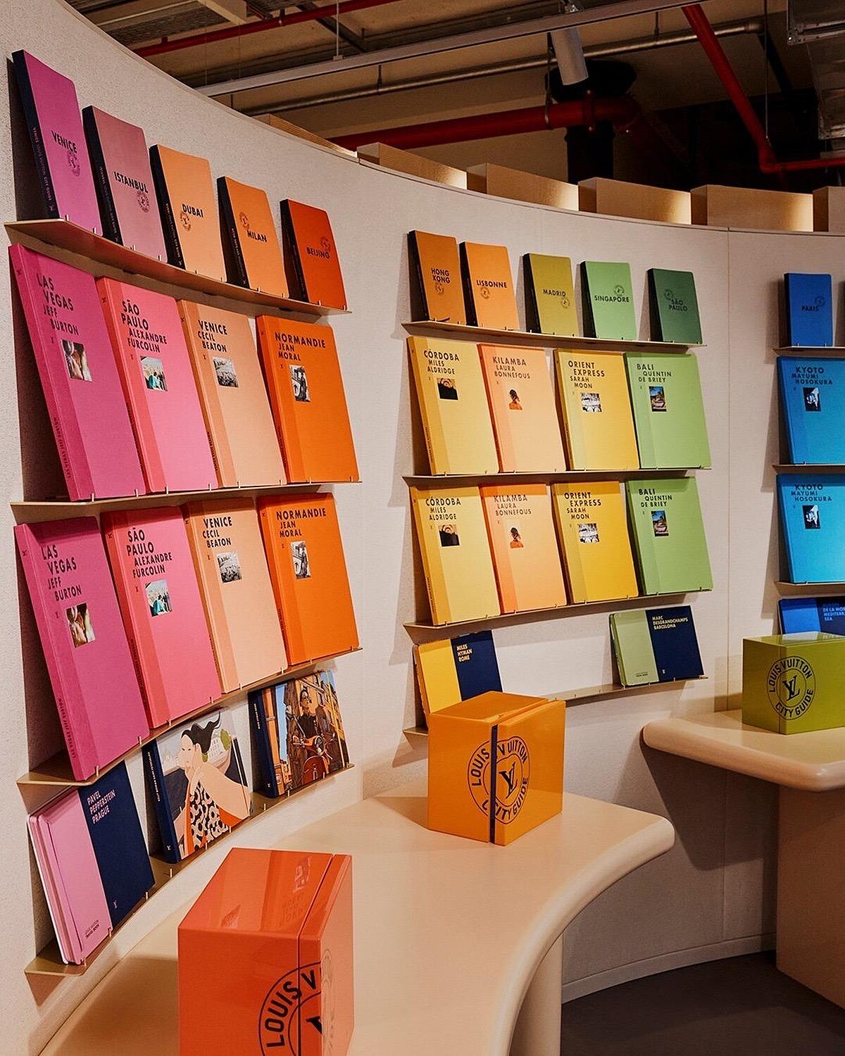 「旅行」對路易威登而言除了是起源，也是精神所在，體驗了對於探索、自由和奢華生活的追求。