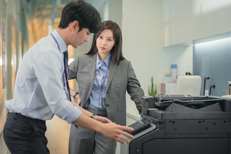 由金智媛演員本人證實角色洪海仁先愛上白賢佑，因為捲起袖子、露出手臂太誘人