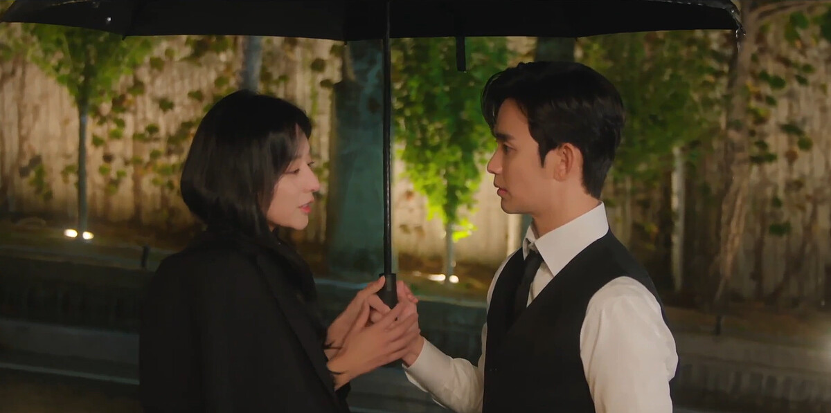 這場戲夫妻兩人在逆境、大雨中共撐一把傘，意境與寓意讓人長思愛是什麼