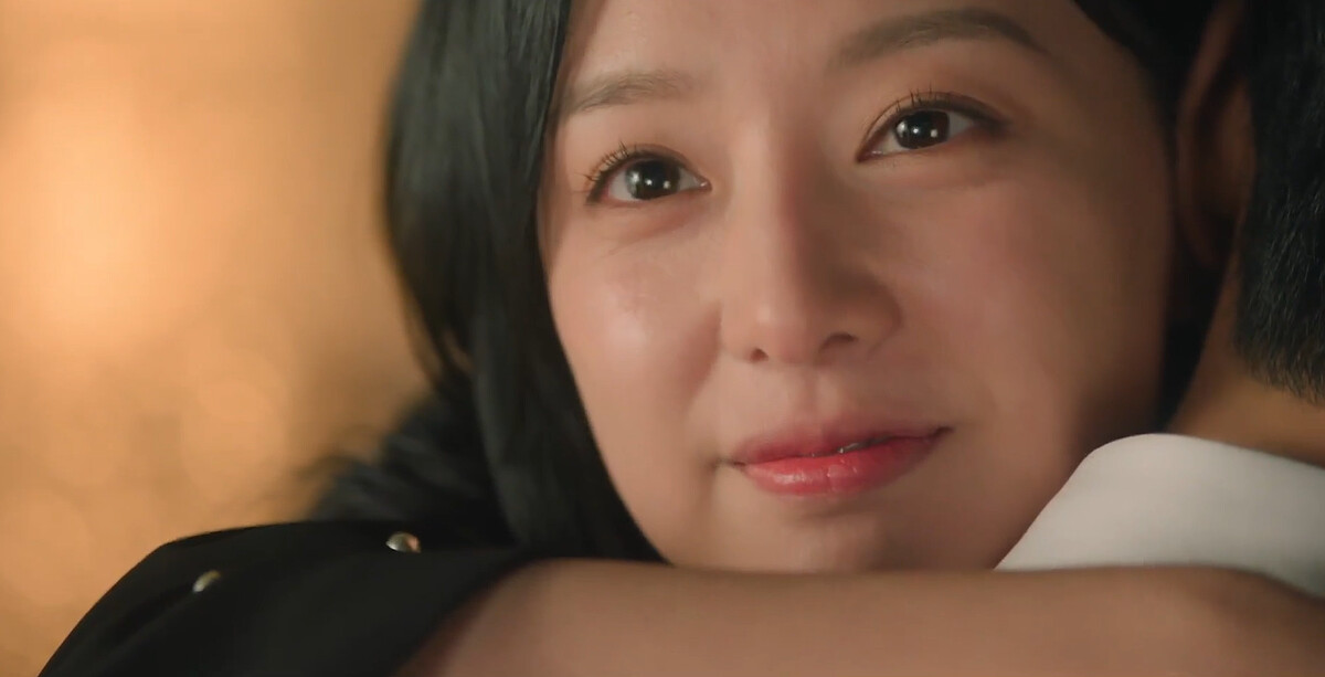 金智媛在這場戲因為失憶而行為反常，這場戲是16集裡，最柔軟、最可愛、&rdquo;最不像洪海仁&rdquo;的表情