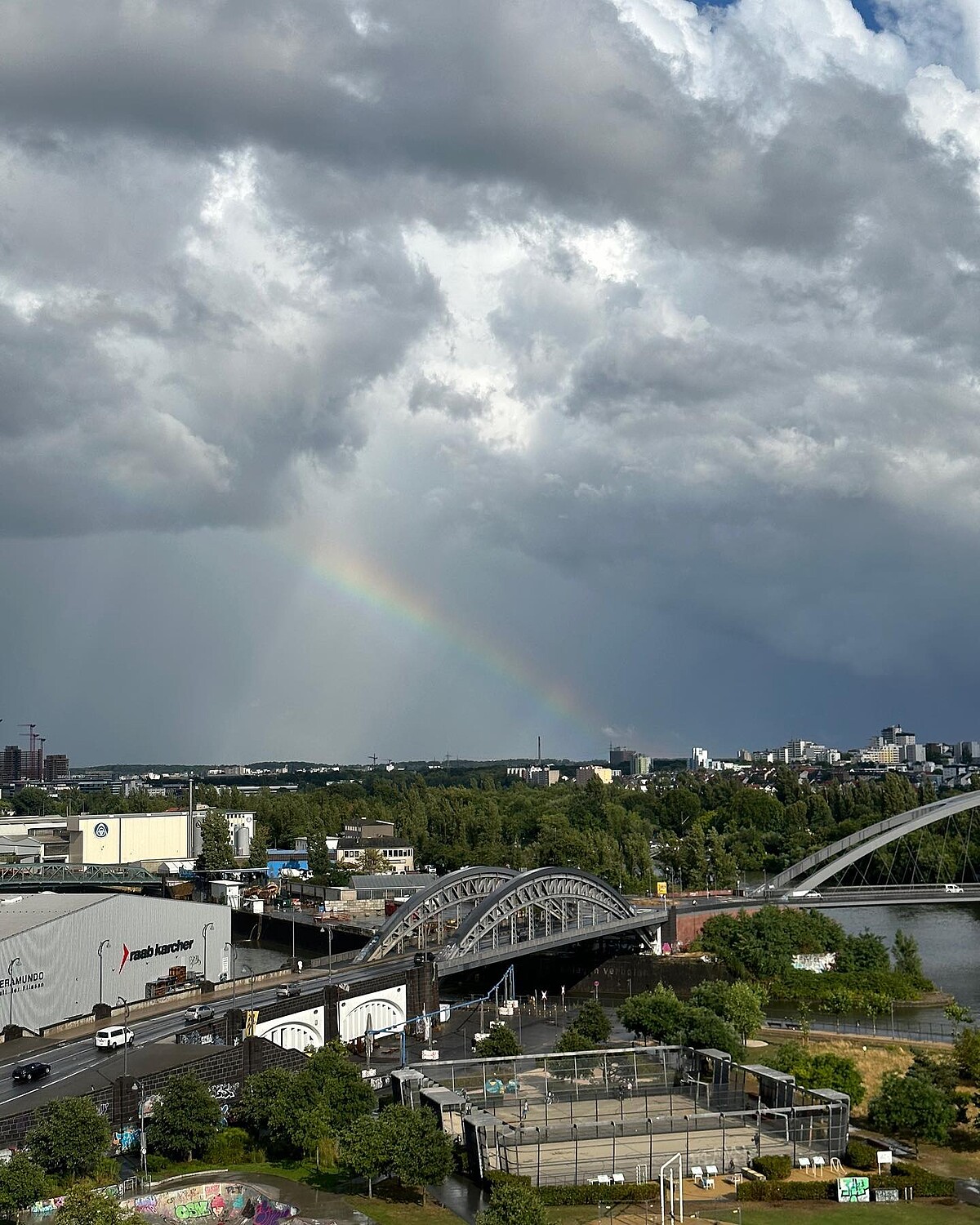 金秀賢在IG裡PO出大橋照，是一路跑過來、愛情鎖還在的大橋嗎！？