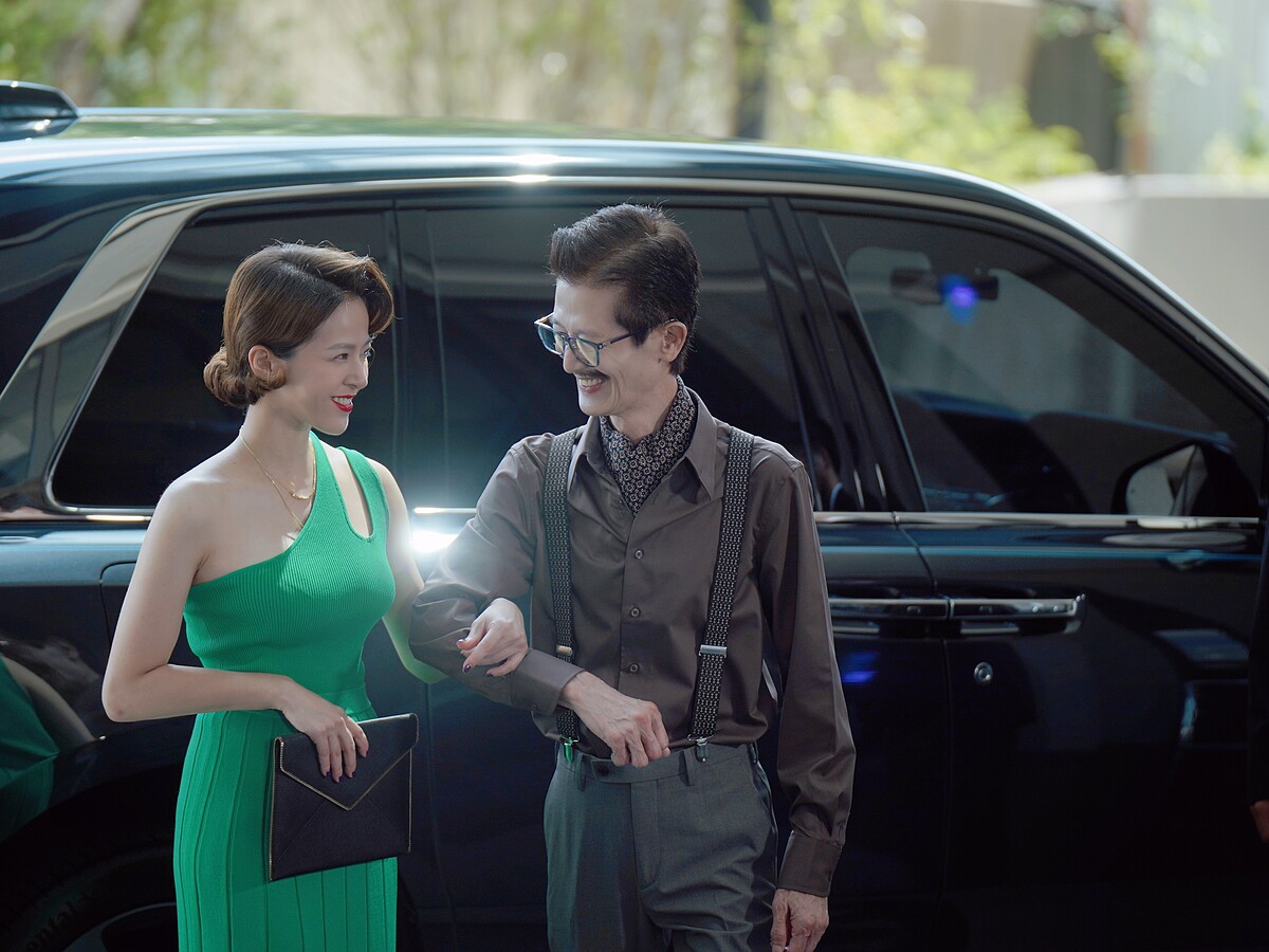 小妹蘇秉愛（蘇晏霈 飾）成為大老闆（阿西 飾）特別助理，卻什麼事也不用做