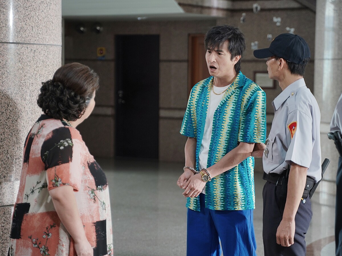 《我的婆婆怎麼那麼可愛2》王少偉飾演的二兒子蘇秉孝來到法院，被警方上銬帶走