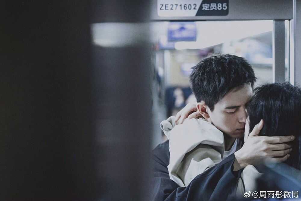 圖說：《春色寄情人》官方與周雨彤率先曬出「高鐵吻」被偷拍照。