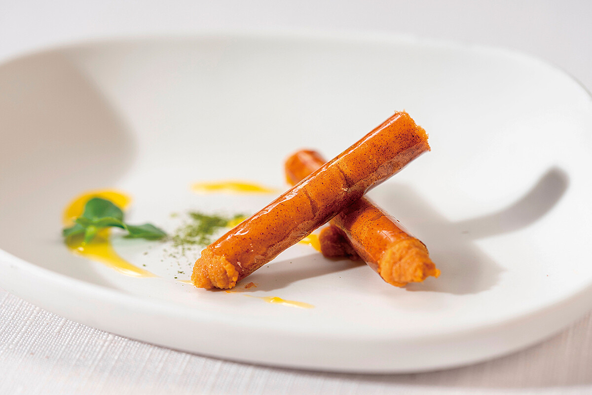 「焦糖臘腸捲」是開業以來就存在的招牌料理，其最大意義是將傳統料理以現代手法轉譯。