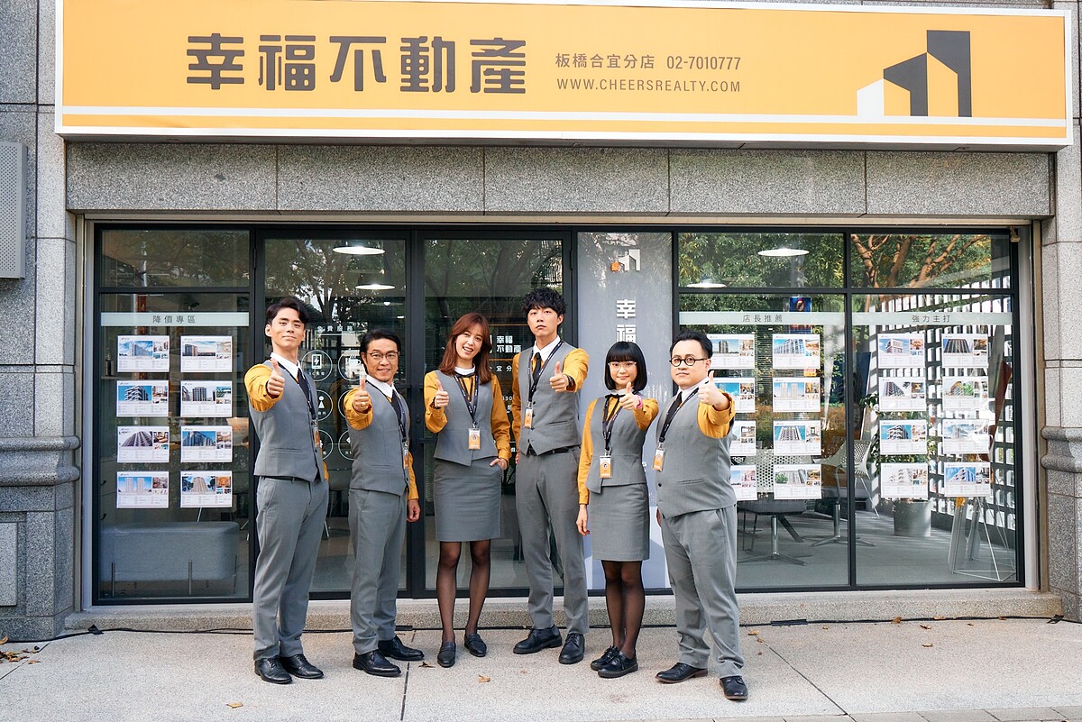 幸福不動產全員歡慶開張大吉！全新戲劇《幸福房屋事件簿》環繞凶宅故事，呈現房仲業者的甘苦面和工作細節。