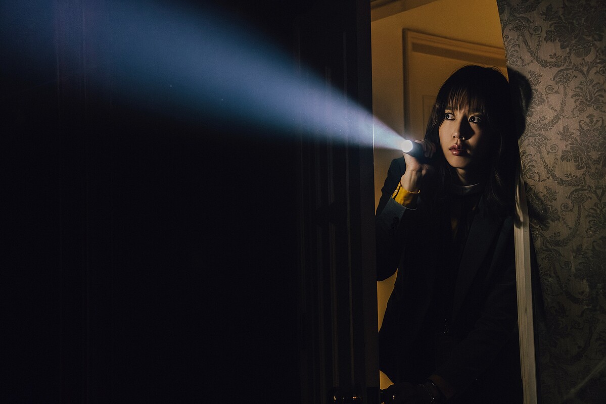 陳庭妮在《幸福房屋事件簿》飾演「怕窮不怕鬼」的資深房仲，勇闖五花八門的凶宅事件。