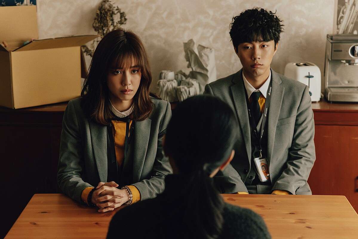 《幸福房屋事件簿》陳庭妮（左）飾演資深房仲，帶著新進菜鳥蔡凡熙（右）四處查訪疑似發生過兇案的房源。