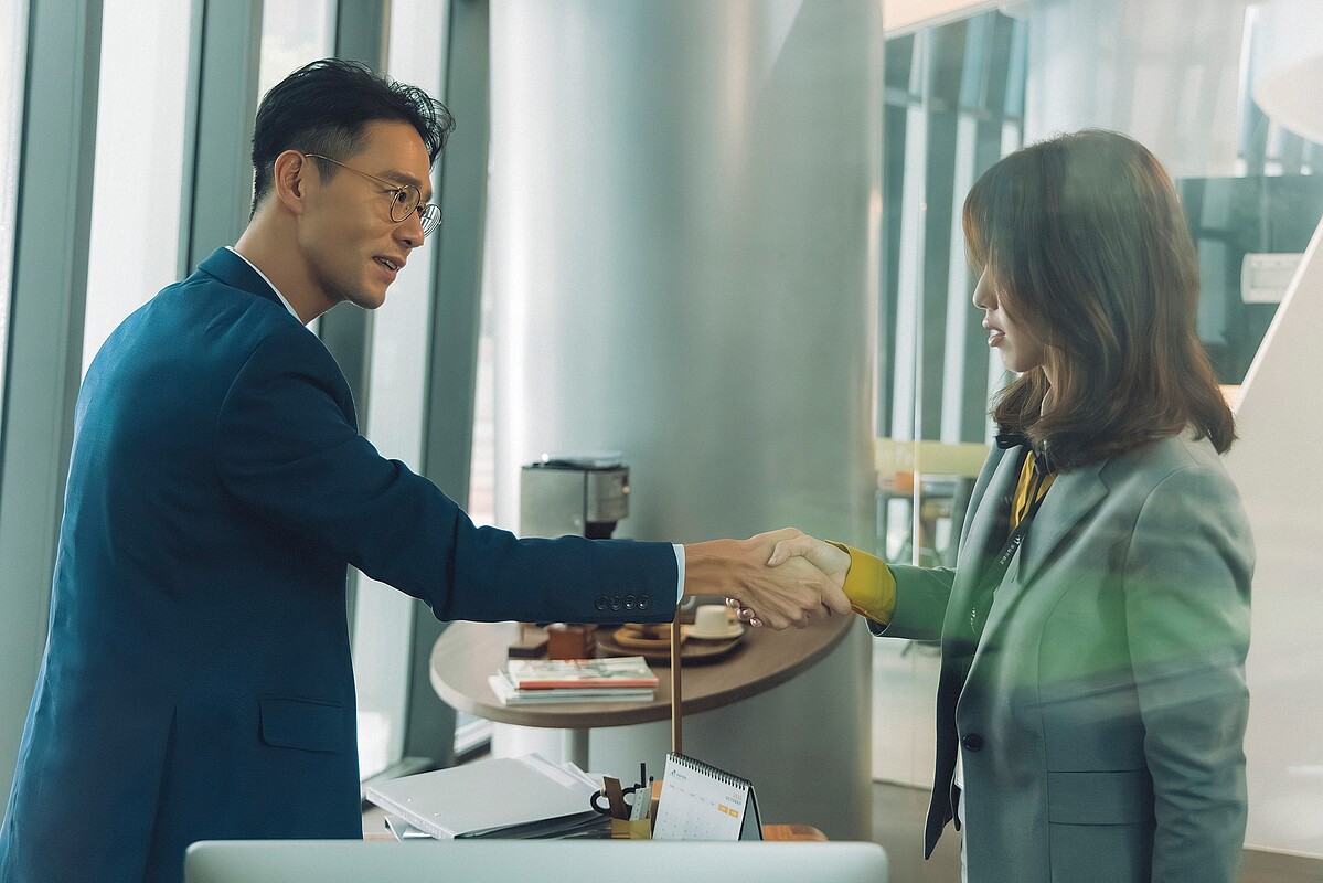 丁春誠在《幸福房屋事件簿》飾演房仲公司高層，託付陳庭妮（右）製作凶宅地圖拚業績。