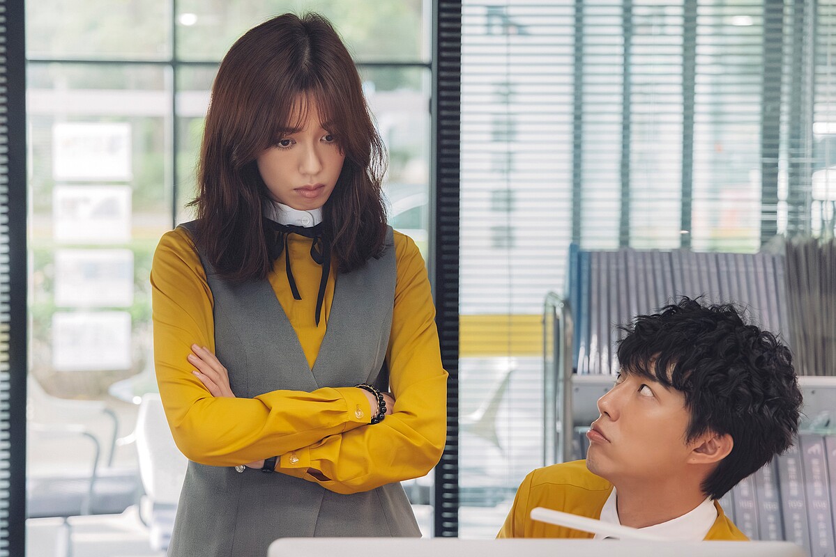 陳庭妮（左）、蔡凡熙（右）在全新靈異職人輕喜劇《幸福房屋事件簿》扮演專門處理凶宅案件的超級房仲。