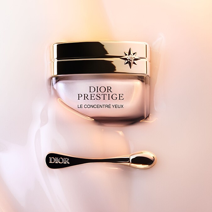Dior迪奧2024全新精萃再生玫瑰賦活眼霜情境圖。