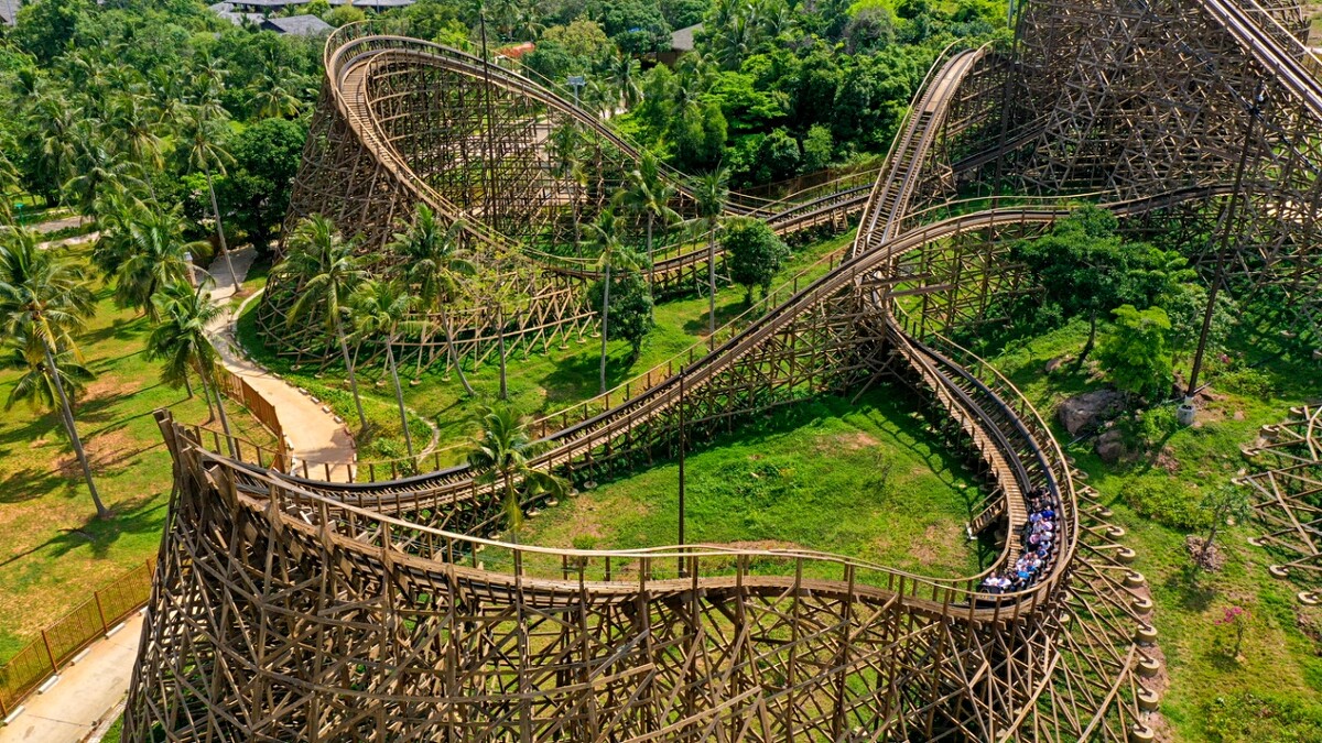全世界最長的「木造雲霄飛車」