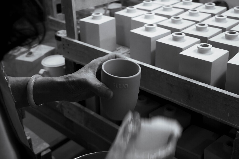 SLLIG居家職人陶瓷香氛大豆蠟燭，燭杯製程。