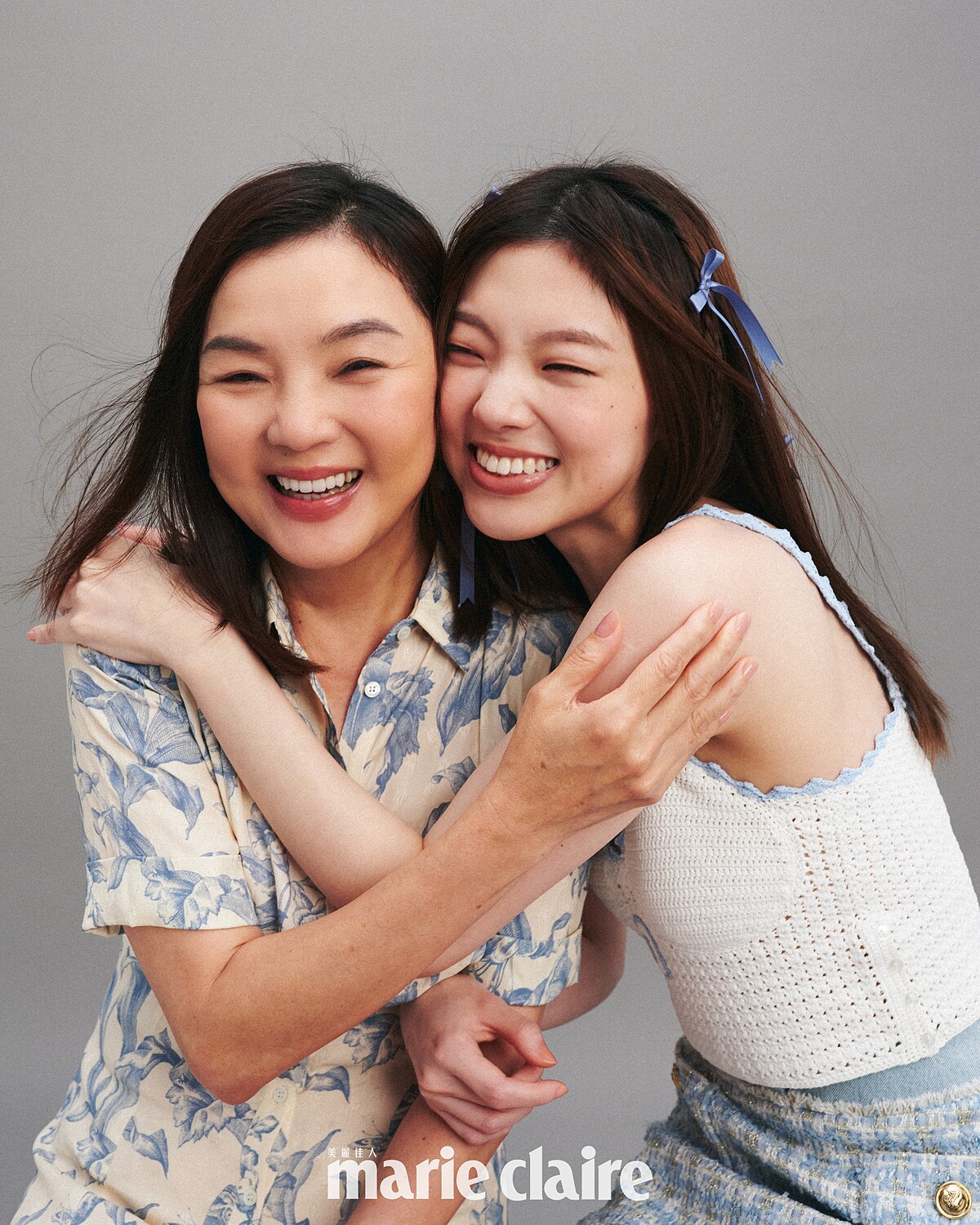 媽媽Vivien／米色藍印花長洋裝，Sandro。林宴慈／白色針織背心、藍色千鳥格毛呢短裙，both by Sandro。