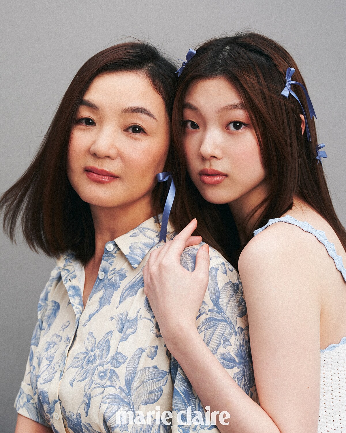 媽媽Vivien／米色藍印花長洋裝，Sandro。林宴慈／白色針織背心，Sandro。