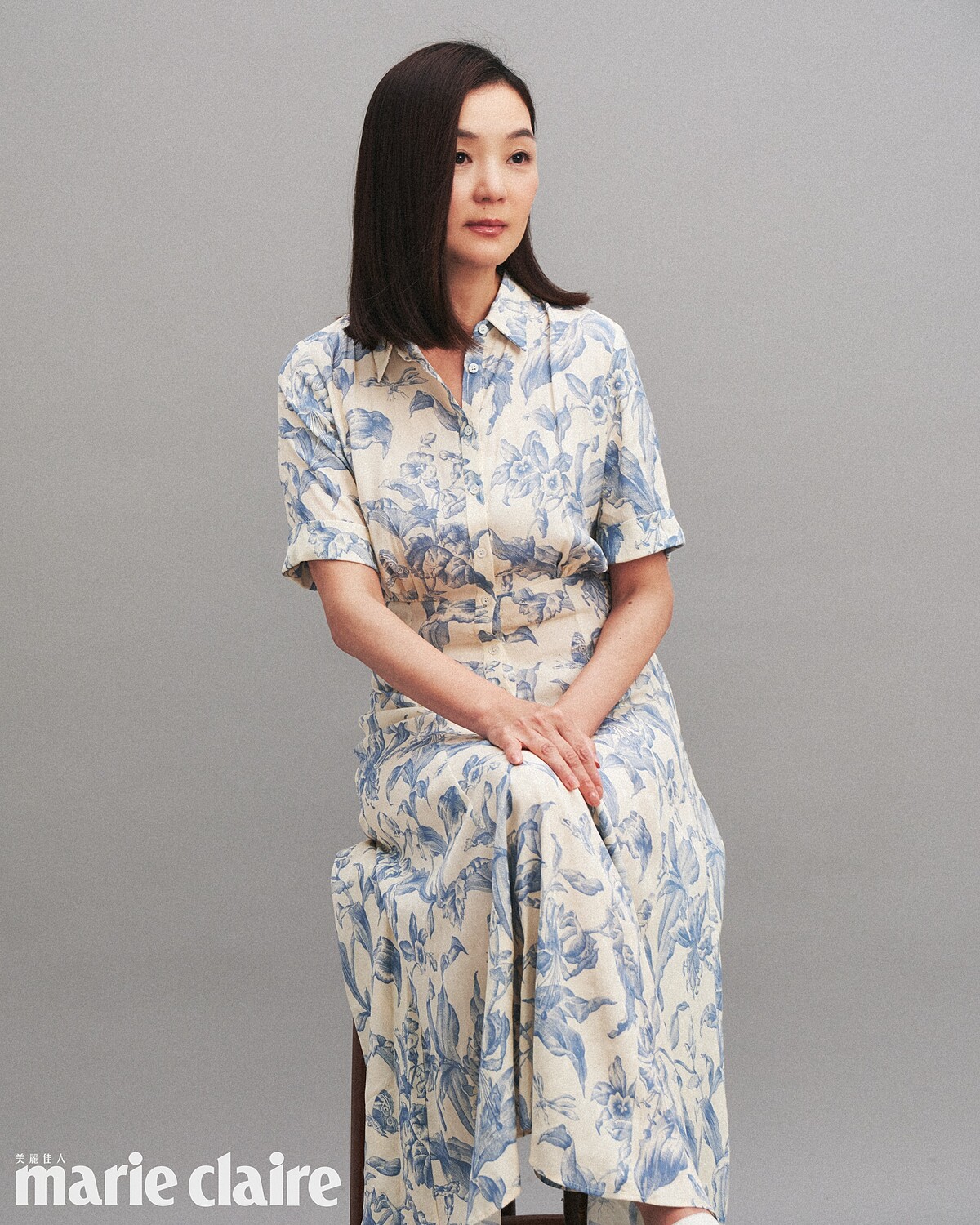 媽媽Vivien／米色藍印花長洋裝，Sandro；米白色樂福鞋，Sandro；金色手環，私物。