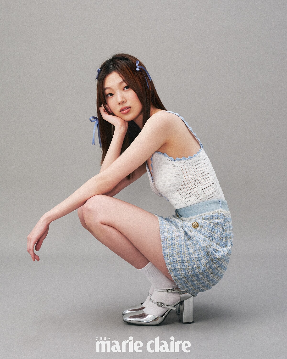 林宴慈／白色針織背心、藍色千鳥格毛呢短裙，both by Sandro；銀色瑪莉珍跟鞋，Max&Co。