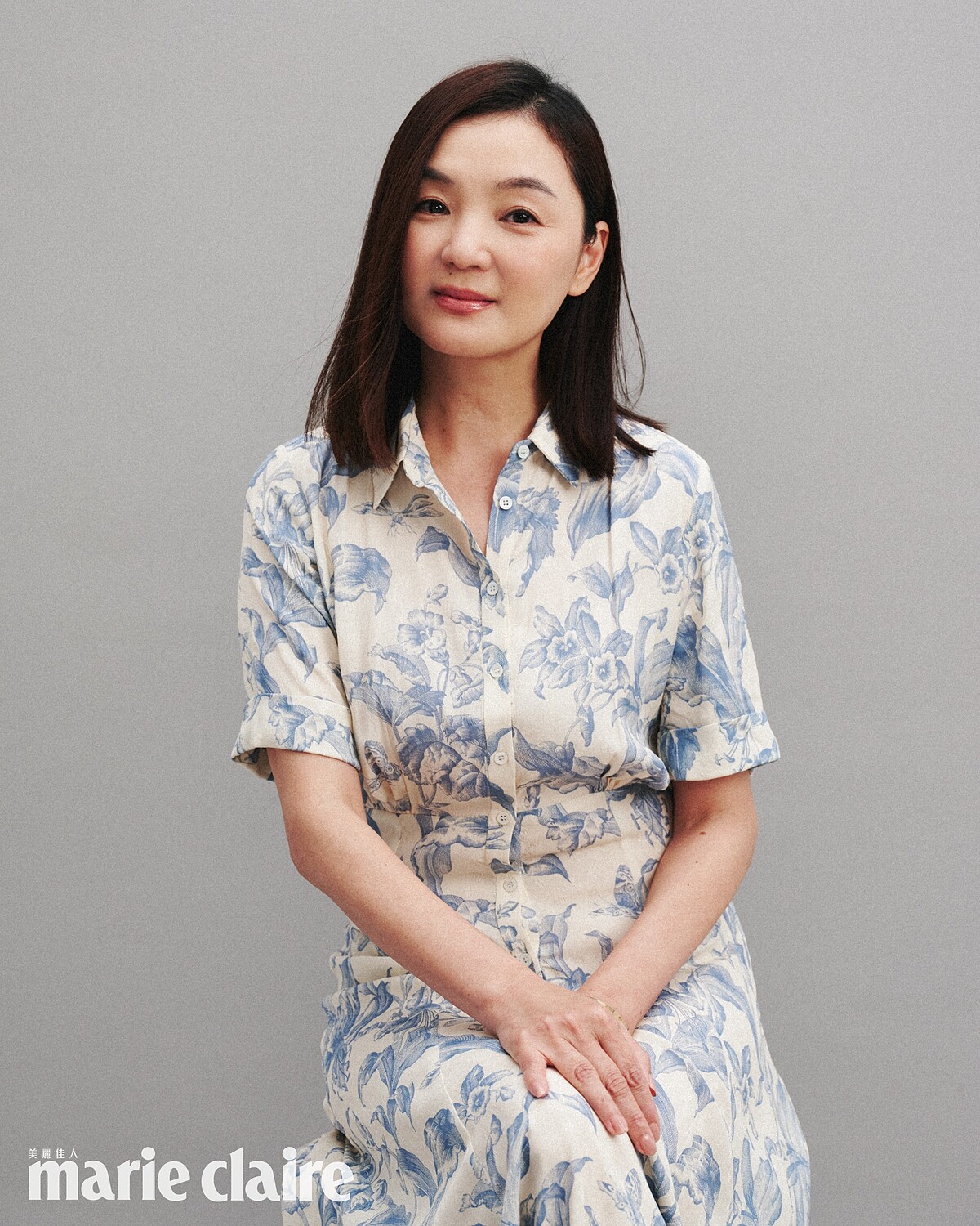 媽媽Vivien／米色藍印花長洋裝，Sandro。