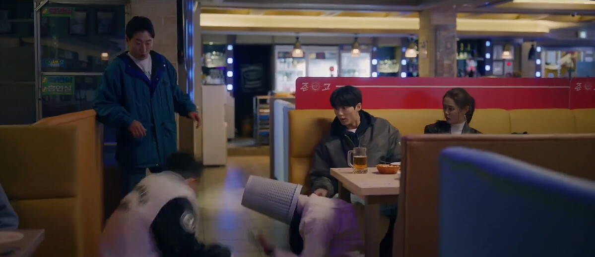 任率(桌下)不管穿越幾次，都不改令人印象深刻的作風