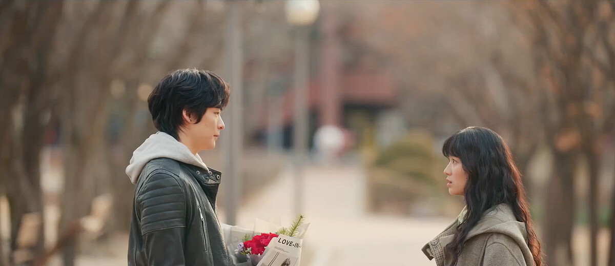 太成還是喜歡任率，擔心她的安危，跑來學校關切