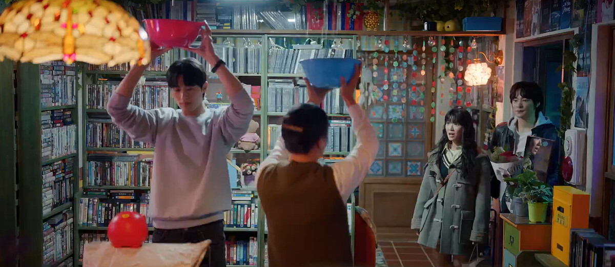 任率(右二)回家發現善宰(左一)被當苦力