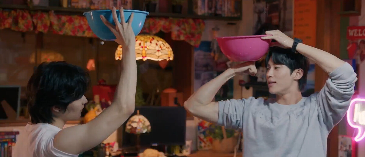 兩位中二生爭風吃醋比肌肉大小