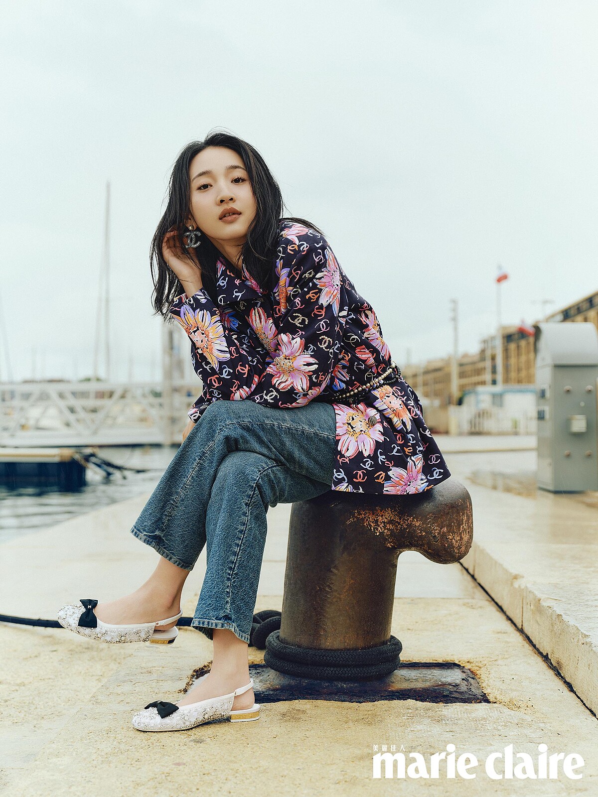 多彩與雙C LOGO花卉外套、水晶刺繡飾以蝴蝶結後繫帶鞋、服飾珠寶配件，all by Chanel。