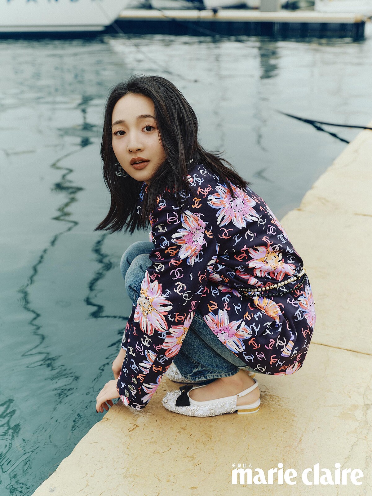 多彩與雙C LOGO花卉外套、水晶刺繡飾以蝴蝶結後繫帶鞋、服飾珠寶配件，all by Chanel。