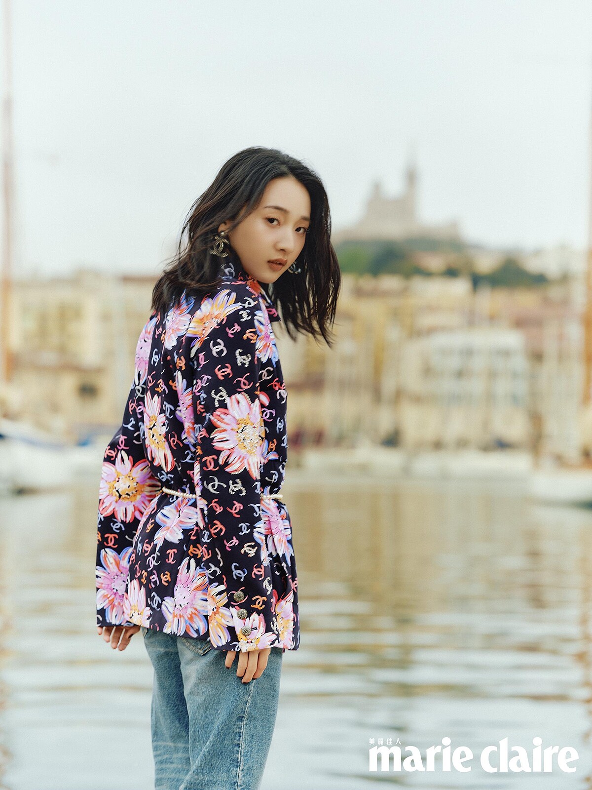 多彩與雙C LOGO花卉外套、服飾珠寶配件，both by Chanel。