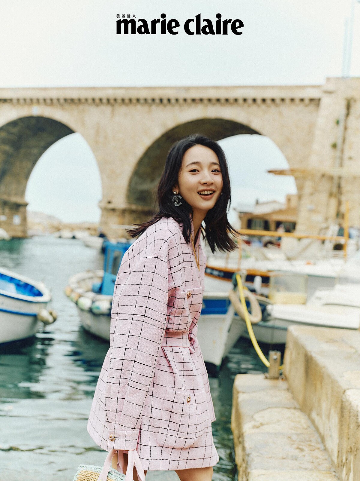 粉黑格紋斜紋軟呢綁帶大衣、服飾珠寶配件與包款，all by Chanel。