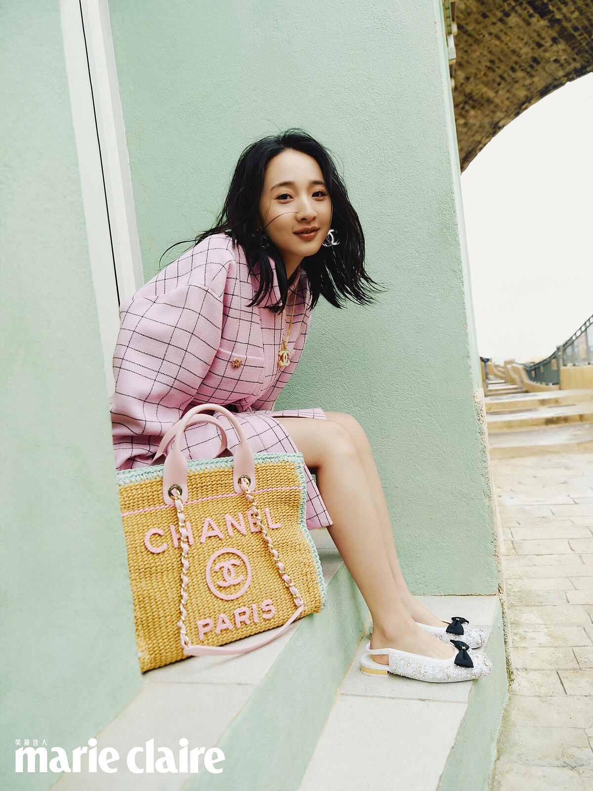 粉黑格紋斜紋軟呢綁帶大衣、水晶刺繡飾以蝴蝶結後繫帶鞋、香奈兒服飾珠寶配件與包款，all by Chanel。