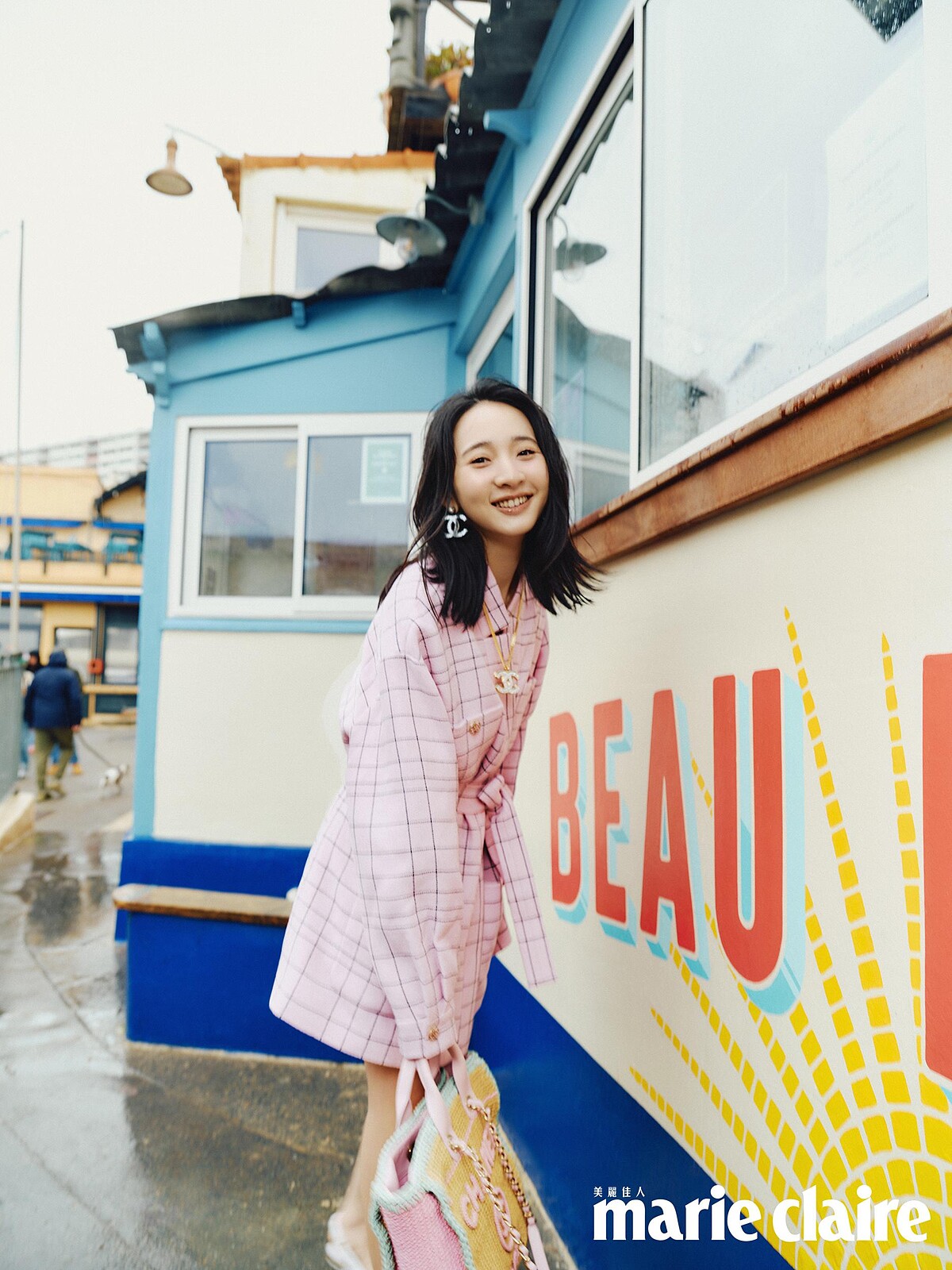 粉黑格紋斜紋軟呢綁帶大衣、水晶刺繡飾以蝴蝶結後繫帶鞋、香奈兒服飾珠寶配件與包款，all by Chanel。