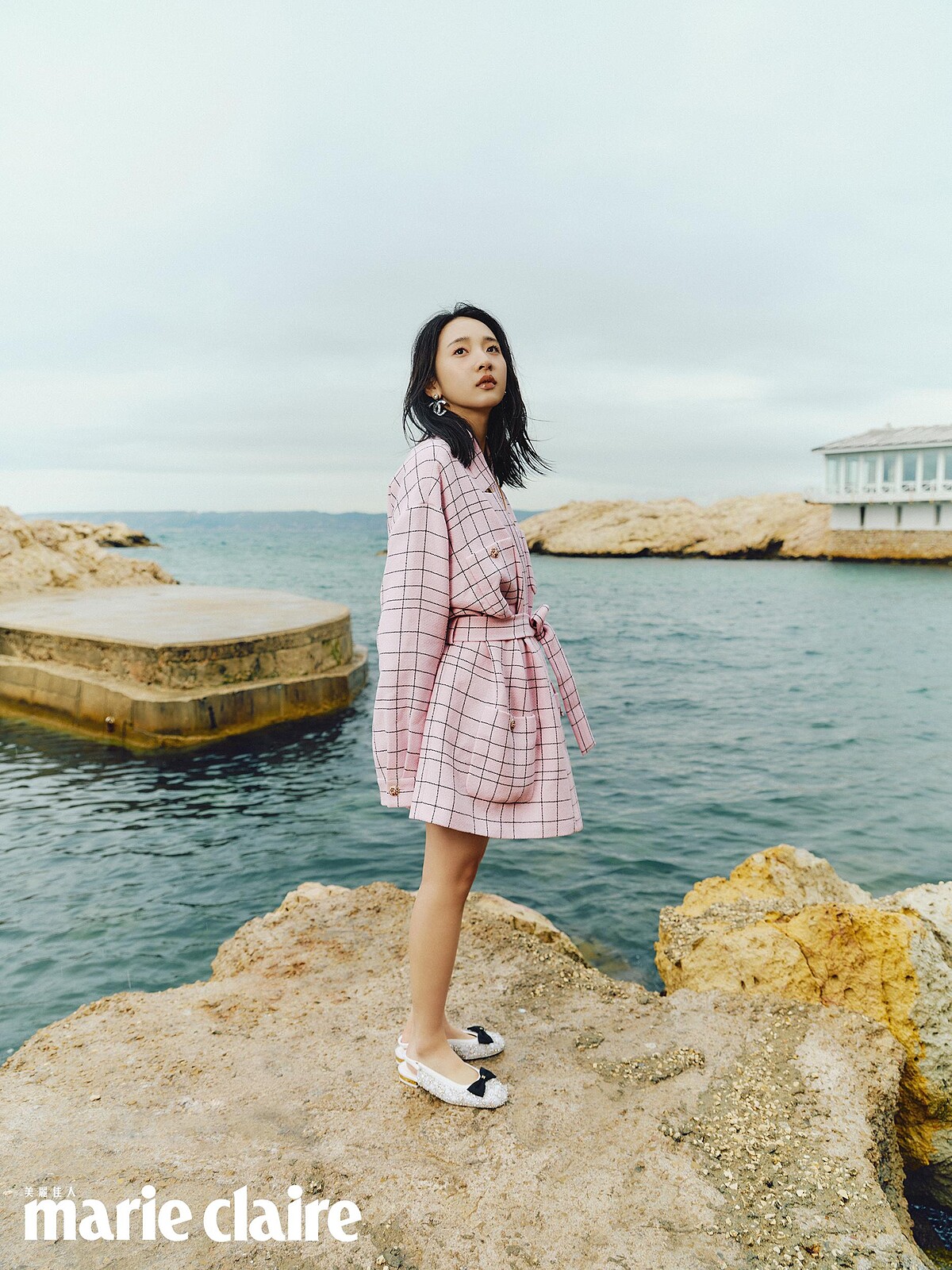 粉黑格紋斜紋軟呢綁帶大衣、水晶刺繡飾以蝴蝶結後繫帶鞋、服飾珠寶配件，all by Chanel。