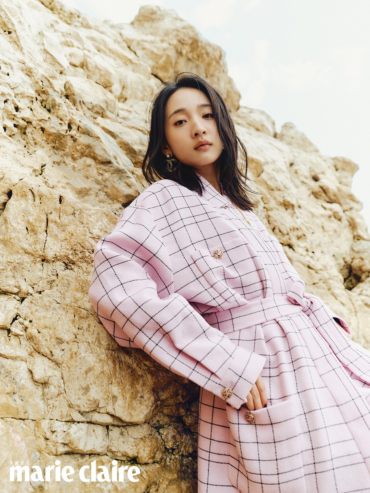 粉黑格紋斜紋軟呢綁帶大衣、服飾珠寶配件，both by Chanel。