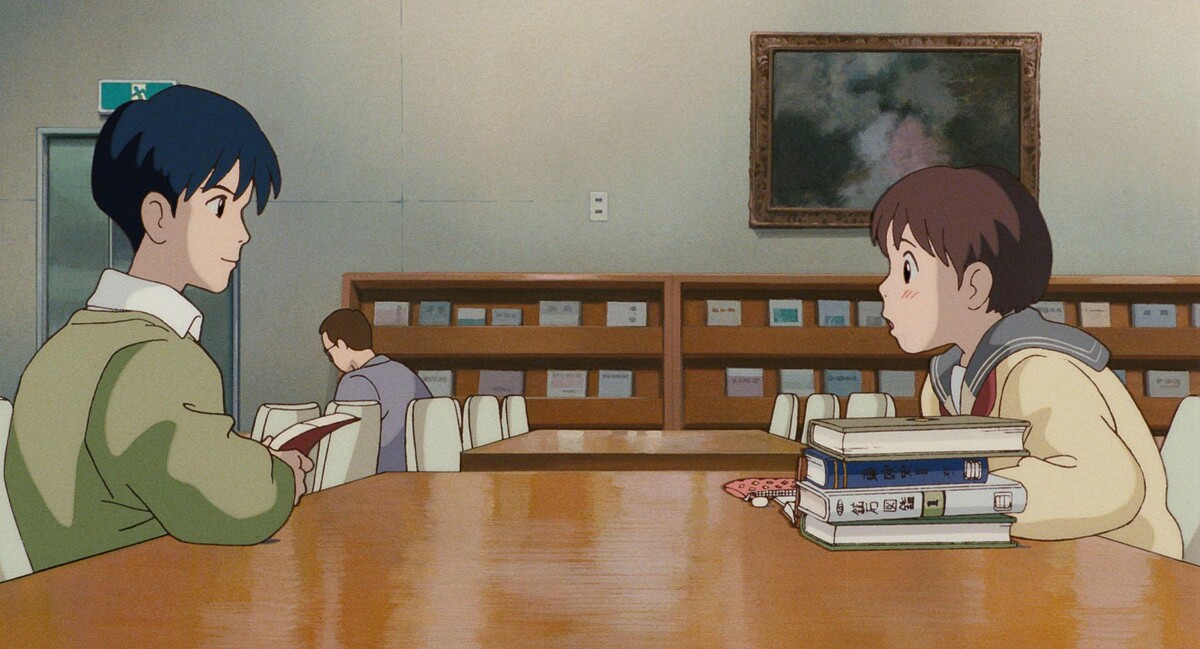 《心之谷》聖司(左)鼓起勇氣在圖書館告白小春(右)，他&rdquo;故意&rdquo;留名在各個借書卡上，好吸引愛讀書的小春注意。網友超這&rdquo;復古&rdquo;追女手法，還對比數位化的現在，可能是各種留言按讚。